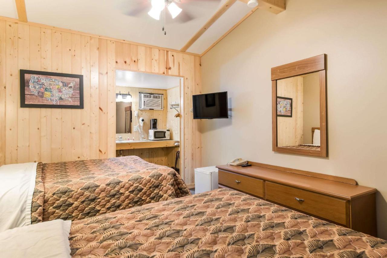 Econo Lodge Rice Lake Екстер'єр фото