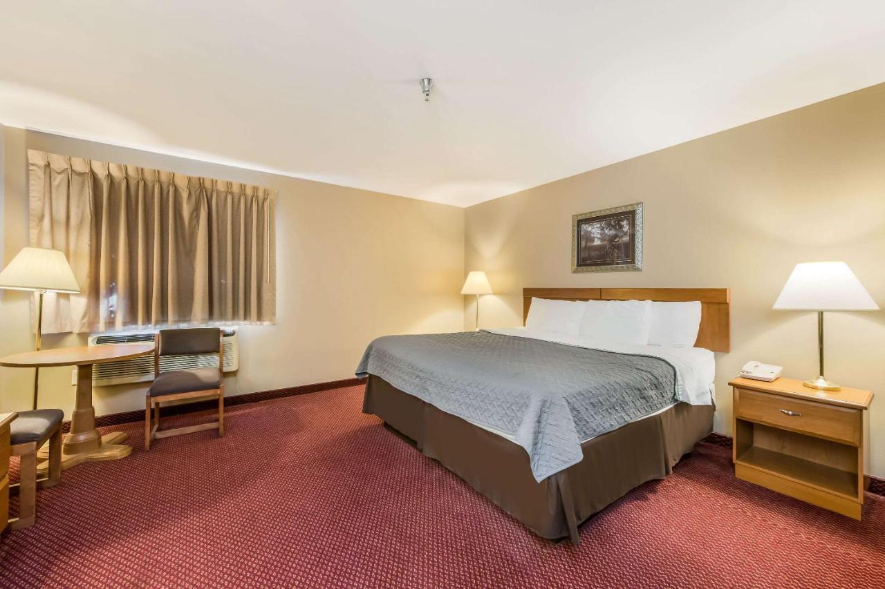 Econo Lodge Rice Lake Екстер'єр фото