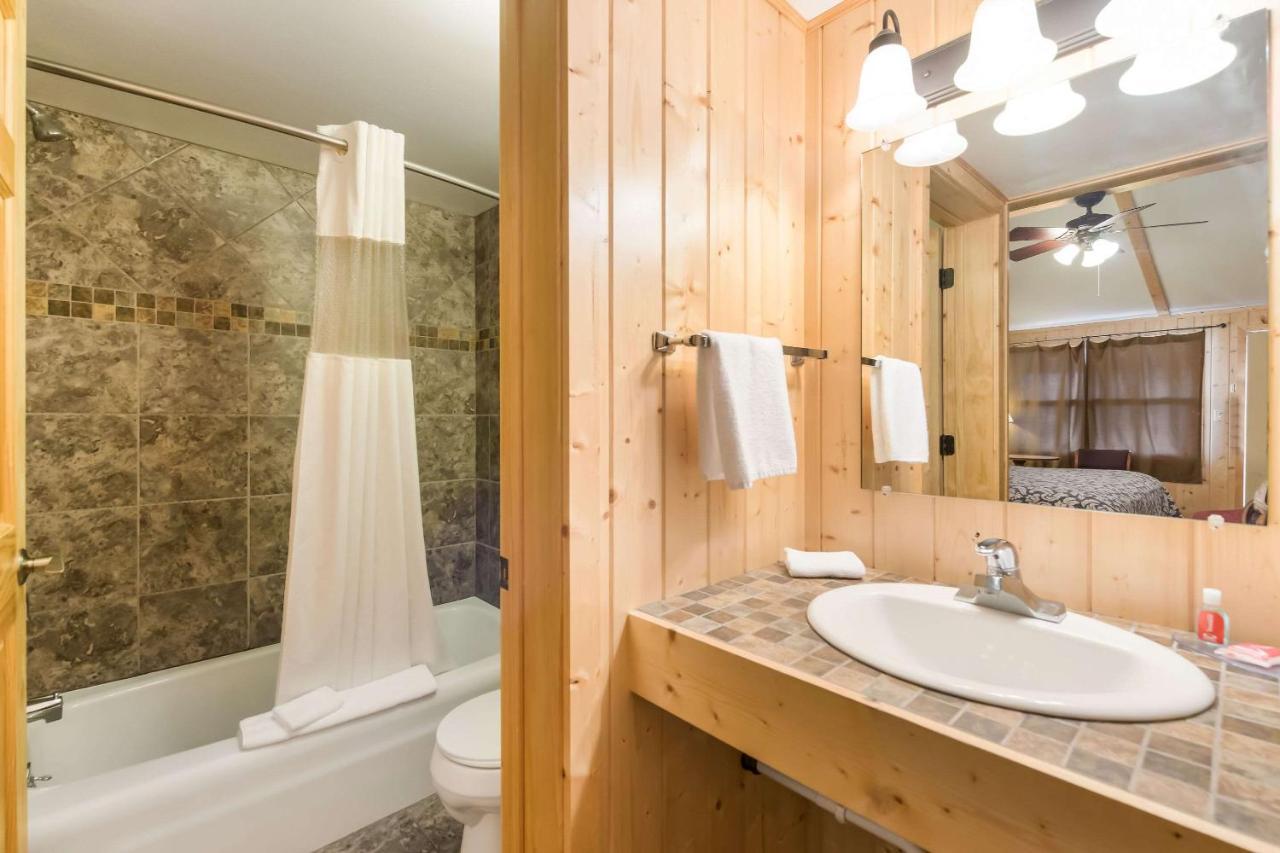 Econo Lodge Rice Lake Екстер'єр фото