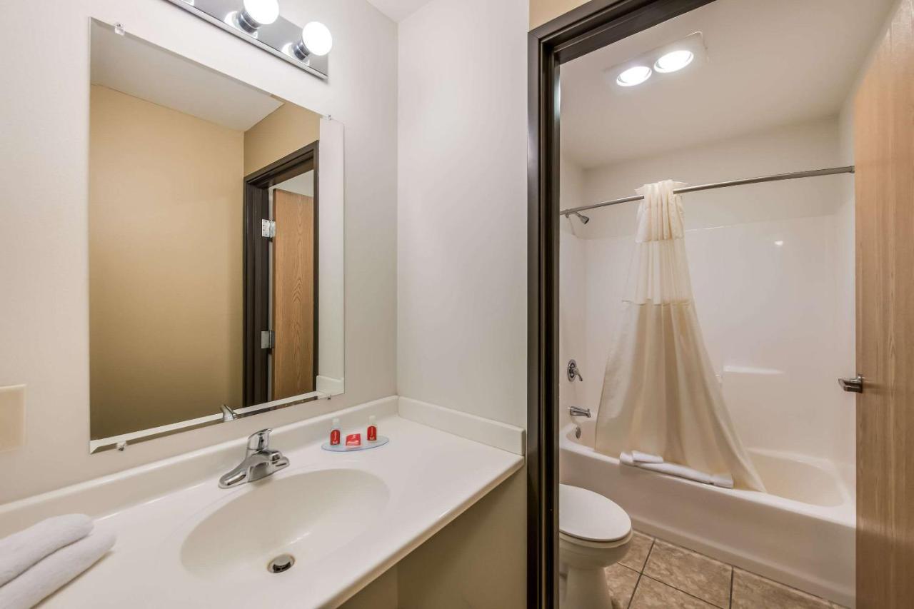 Econo Lodge Rice Lake Екстер'єр фото
